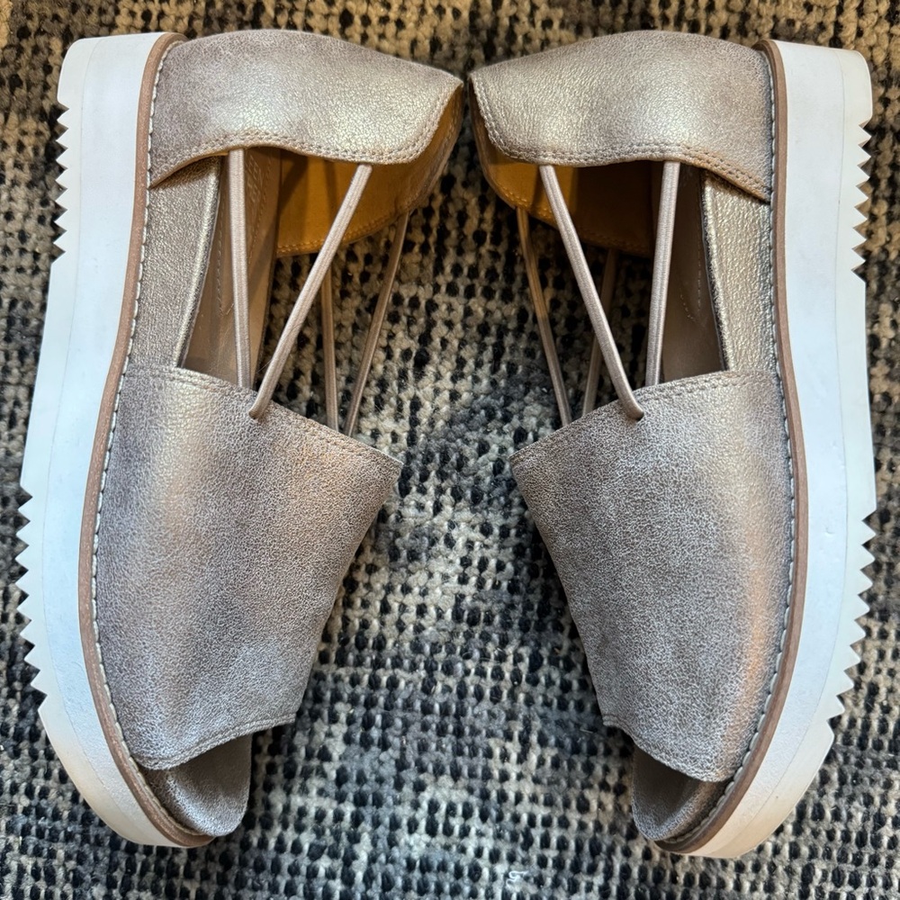 Eileen Fisher Metallic Gold Sandals with White Platform Sole size 6